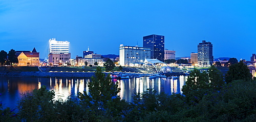 USA, West Virginia, Charleston, Skyline at dusk