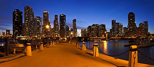 USA, Illinois, Chicago skyline at dusk
