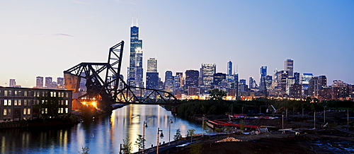 USA, Illinois, Chicago, View from south side with old bridge