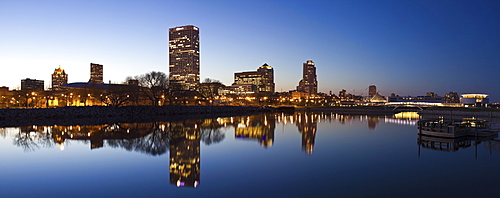 USA, Wisconsin, Milwaukee, City skyline over Lake Michigan