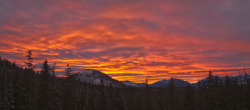 USA, Oregon, Cascade Range at sunset