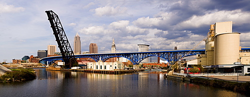 USA, Ohio, Cleveland, Bridge over River Cuyahoga 