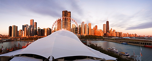 USA, Illinois, Chicago, City skyline with ferries wheel