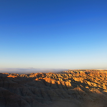 USA, South Dakota, Mountains in morning fog in Badlands National Park