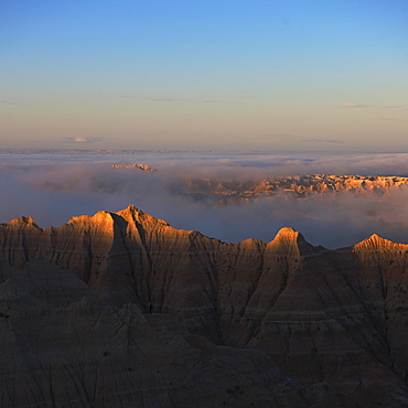 USA, South Dakota, Mountains in morning fog in Badlands National Park