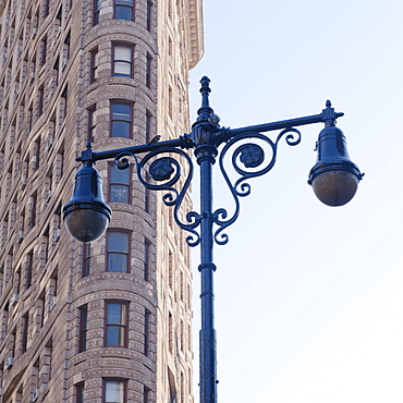 USA, New York City, Lamp post in front of Flatiron Building