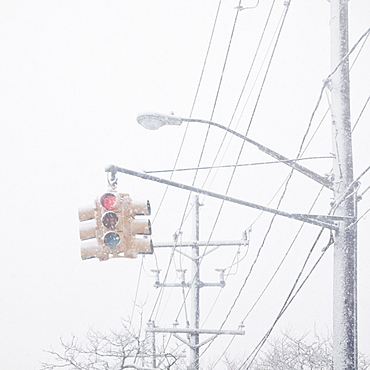 USA, New York State, Rockaway Beach, stoplight through snow