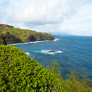 United States, Hawaii, Maui, Sea coast seen from Makaluapuna Point