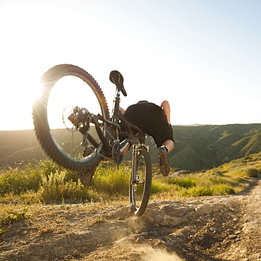 USA, California, Laguna Beach, Mountain biker falling of his bike