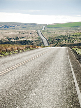 USA, Oregon, Boardman, Rolling landscape with empty road