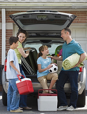 Family packing car for vacation