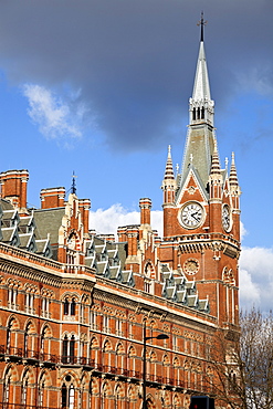  Saint Pancras Station