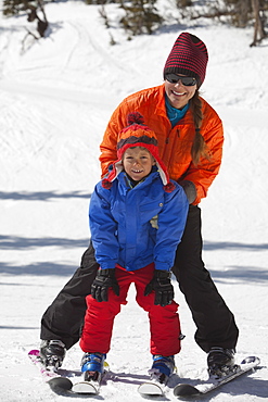 USA, Colorado, Telluride, Mother with son (8-9) skiing together