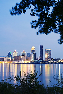 USA, Kentucky, Louisville, Skyline at dusk