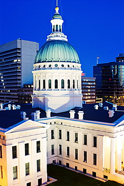 USA, Missouri, St. Louis, Courthouse at dusk