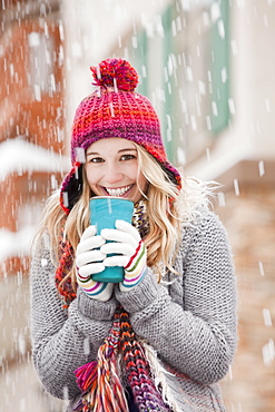 USA, Utah, Salt Lake City, portrait of young woman in winter clothing drinking
