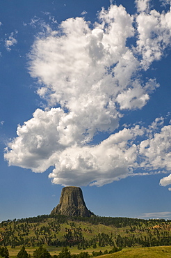 USA, Wyoming, Clouds over Devil's Tower