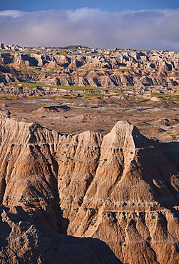USA, South Dakota, Mountains in morning fog in Badlands National Park