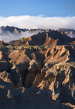 USA, South Dakota, Mountains in morning fog in Badlands National Park