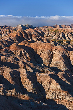 USA, South Dakota, Mountains in morning fog in Badlands National Park