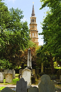 USA, South Carolina, Charleston, St. Philip's Church and cemetery