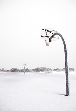 USA, New York State, Rockaway Beach, basketball hoop in winter