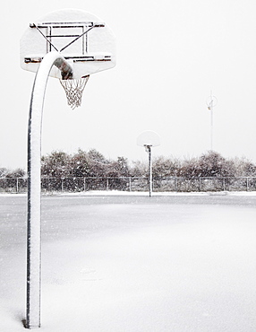 USA, New York State, Rockaway Beach, basketball hoop in winter