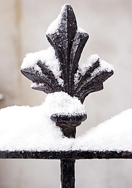 USA, New York State, Brooklyn, Williamsburg, railing covered with snow