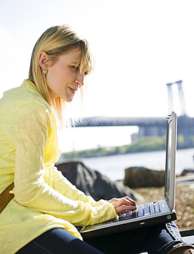 USA, Brooklyn, Williamsburg, Woman using laptop