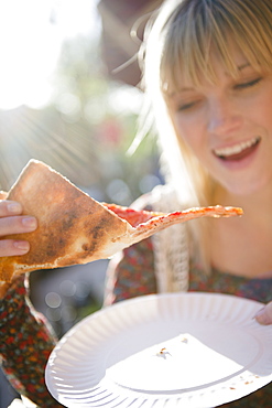 USA, Brooklyn, Williamsburg, Woman eating pizza