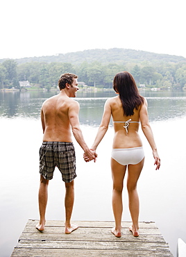 USA, New York, Putnam Valley, Roaring Brook Lake, Couple standing on pier by lake