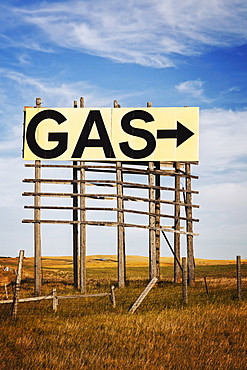 Gas sign and arrow, USA, South Dakota, Okaton