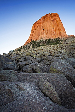 Devil's Tower National Monument against blue sky, Devil's Tower National Monument, Wyoming