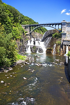 USA, New York State, Croton, Dam and waterfall under bridge