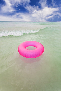 Mexico, Quintana Roo, Yucatan Peninsula, Isla Mujeres, Pink inner tube floating on sea, Mexico, Quintana Roo, Yucatan Peninsula, Isla Mujeres