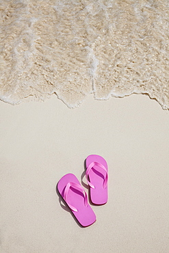 Pink flip-flops on beach, Mexico, Quintana Roo, Yucatan Peninsula, Cancun