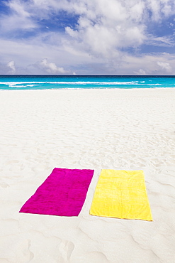 Mexico, Quintana Roo, Yucatan Peninsula, Cancun, Towels on beach, Mexico, Quintana Roo, Yucatan Peninsula, Cancun