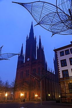 Marktkirche silhouetted at dawn, Germany, Hesse, Wiesbaden, Rathaus and Marktkirche