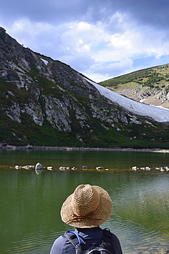 USA, Colorado, Idaho Springs, Hiker sitting by lake below Saint Mary's Glacier