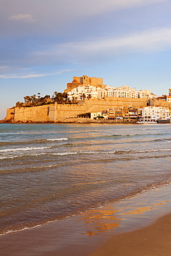 Spain, Valencian Community, Peniscola, Waterfront town on hill with sea in foreground