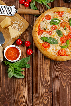 Margherita pizza with ingredients