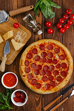 Pepperoni pizza with ingredients