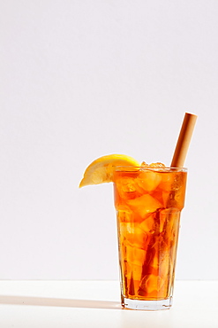 Iced tea in cup with sliced lemon