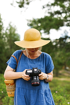 USA, Utah, Bryce Canyon, Woman holding digital camera in national park