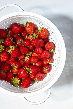 Fresh strawberries in bowl