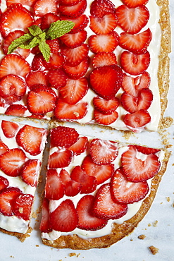 Strawberry tart with mint