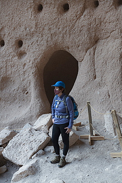 USA, New Mexico, Los Alamos, Bandelier National Monument, Hiker visiting Bandelier National Monument