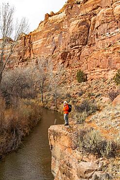 USA, Utah, Escalante, Woman hiking along Escalante River in Grand Staircase-Escalante National Monument