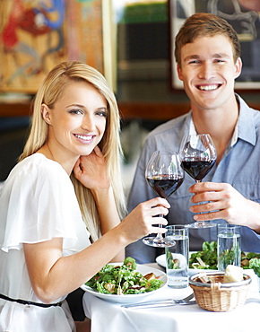 Couple eating lunch in restaurant