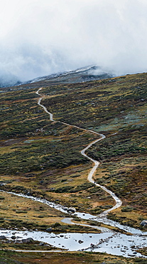 Australia, New South Wales, Hiking trail and lake in mountains at Charlotte Pass in Kosciuszko National Park